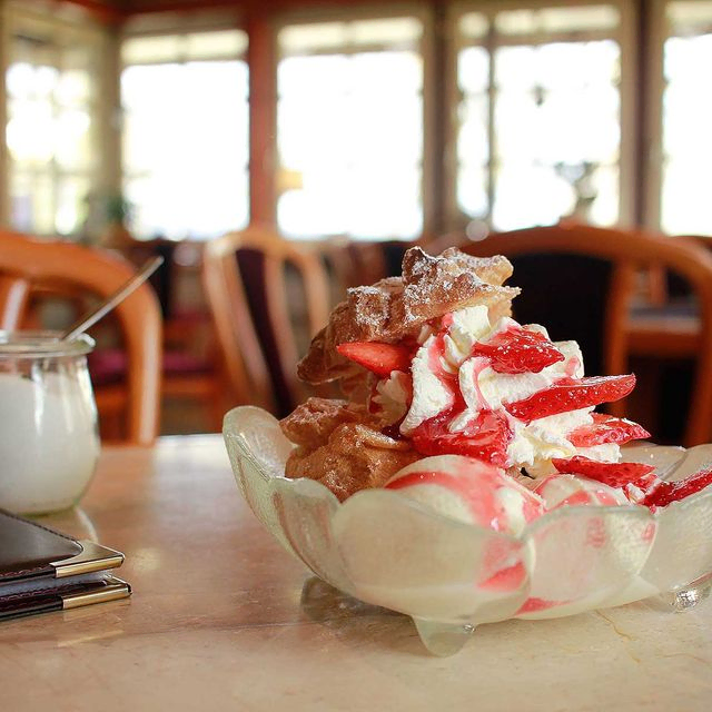 Eisbecher mit Erdbeeren