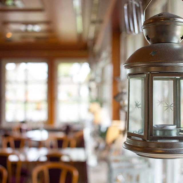 Laterne hängt im Restaurant