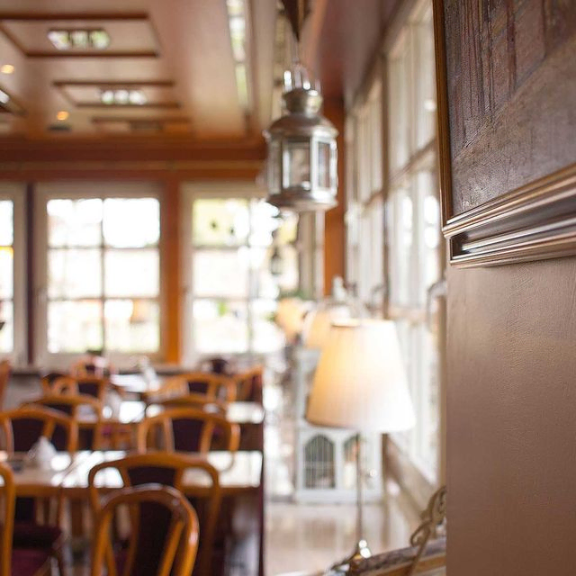 Stühle und Tische im Restaurant