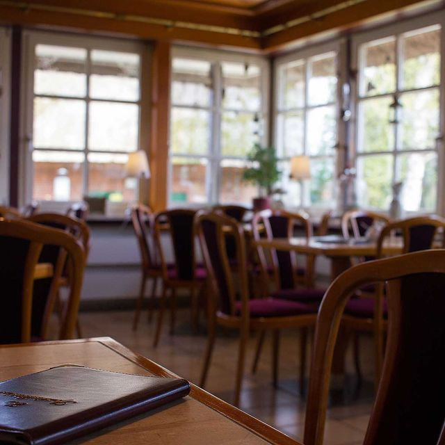 Stuhl und Tisch im Restaurant, darauf die Speisekarte